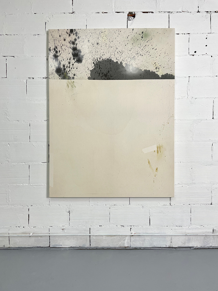 Alejandro Javaoyas - Tache noire fendue 2, 2022 | Acrylic paint, acrylic spray, soft pastel, oil pastel, and charcoal on raw cotton | 160 x 120 cm