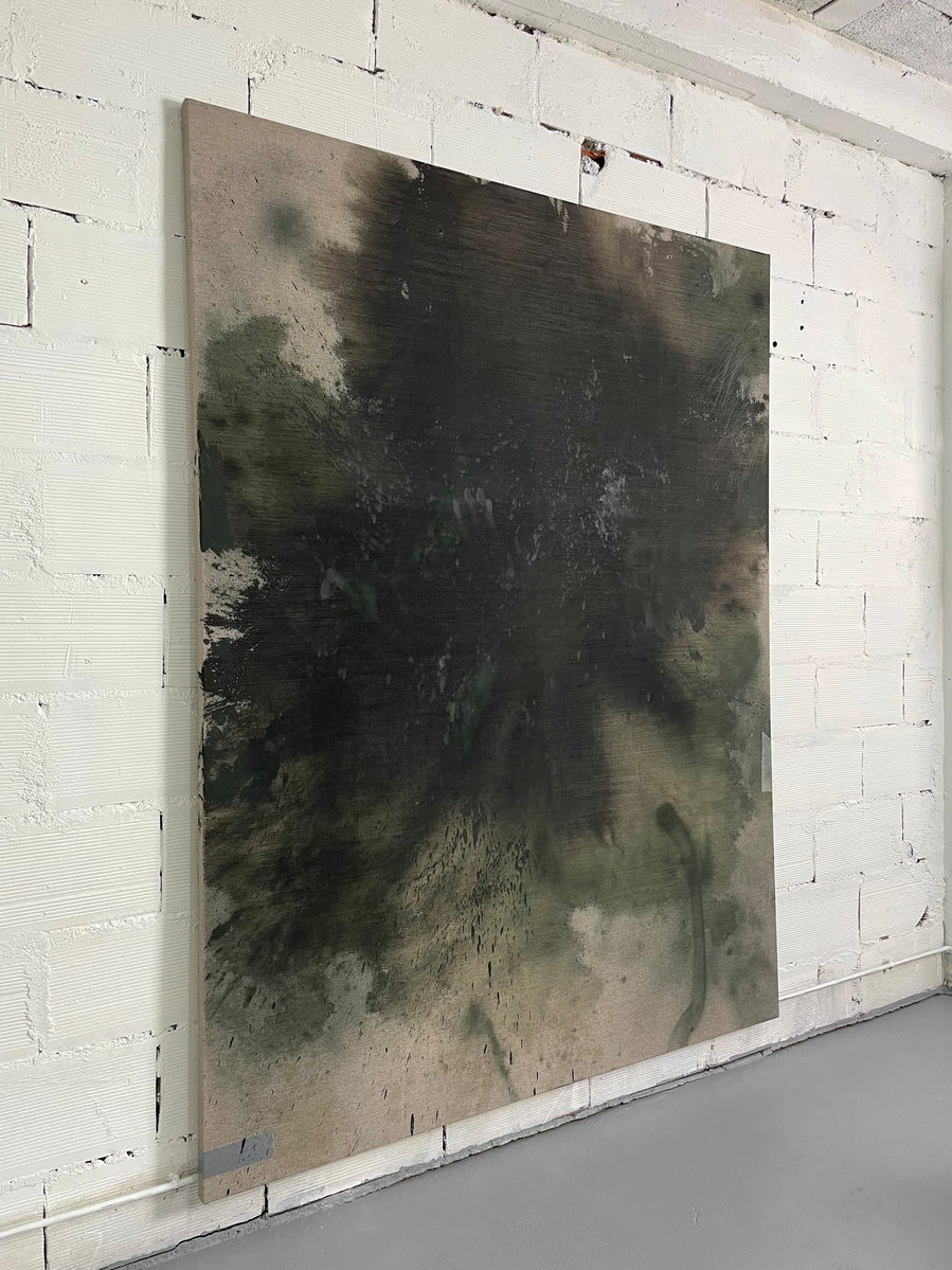 Schwarzgrün 4, 2022 | Acrylic paint, acrylic spray, soft pastel, oil pastel, and charcoal on raw cotton | 200 x 150 cm