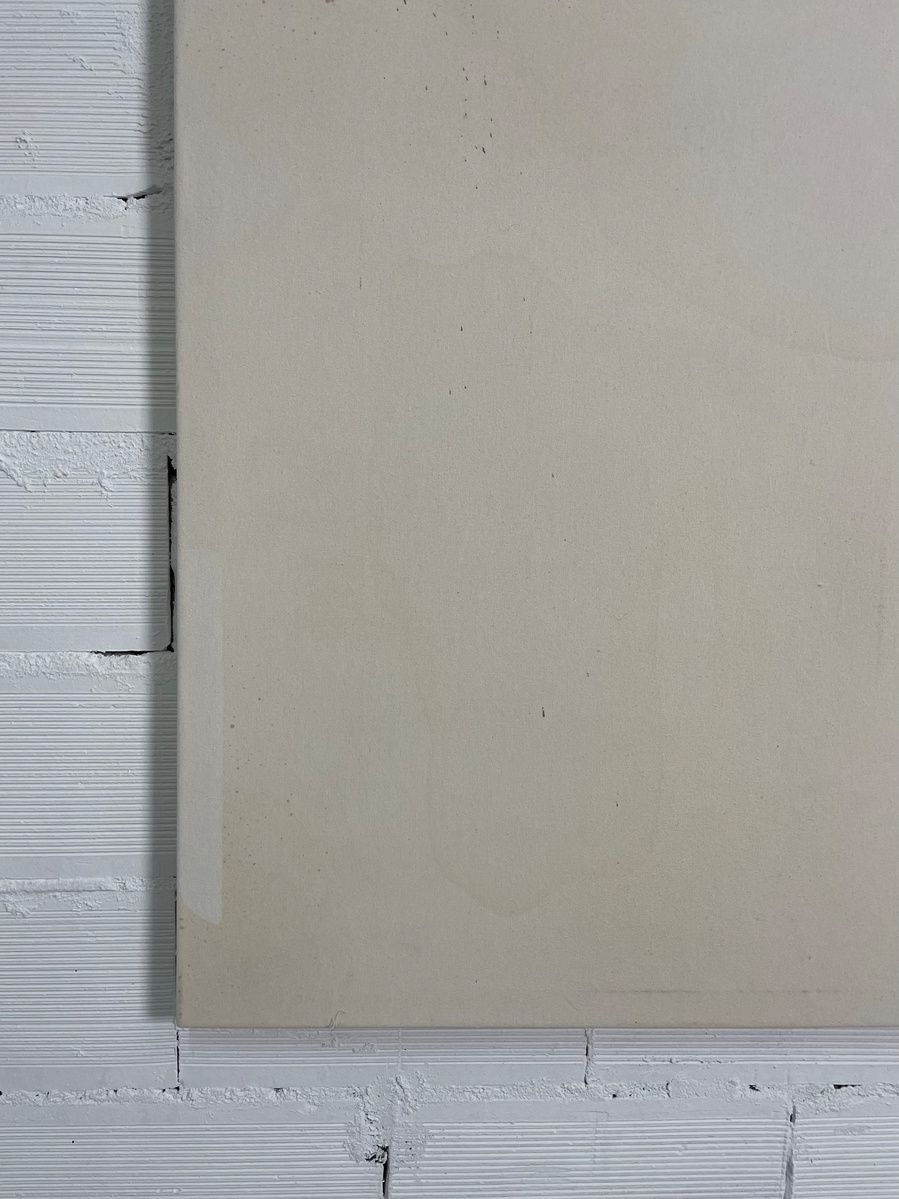 Tache noire fendue 2, 2022 | Acrylic paint, acrylic spray, soft pastel, oil pastel, and charcoal on raw cotton | 160 x 120 cm
