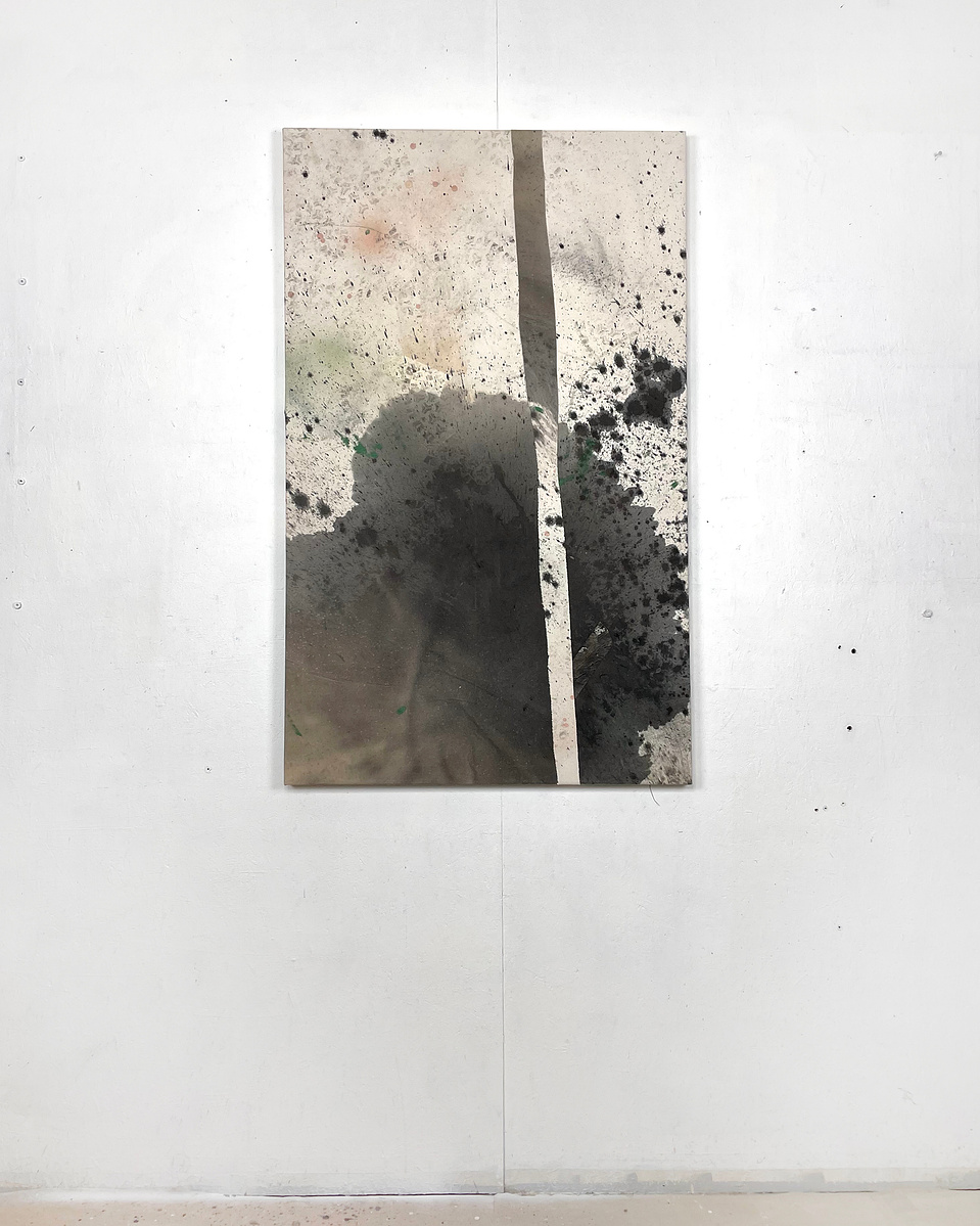 Alejandro Javaoyas - Bande inversée, 2022 | Acrylic paint, acrylic spray, soft pastel, oil pastel, and charcoal on raw cotton | 130 x 80 cm