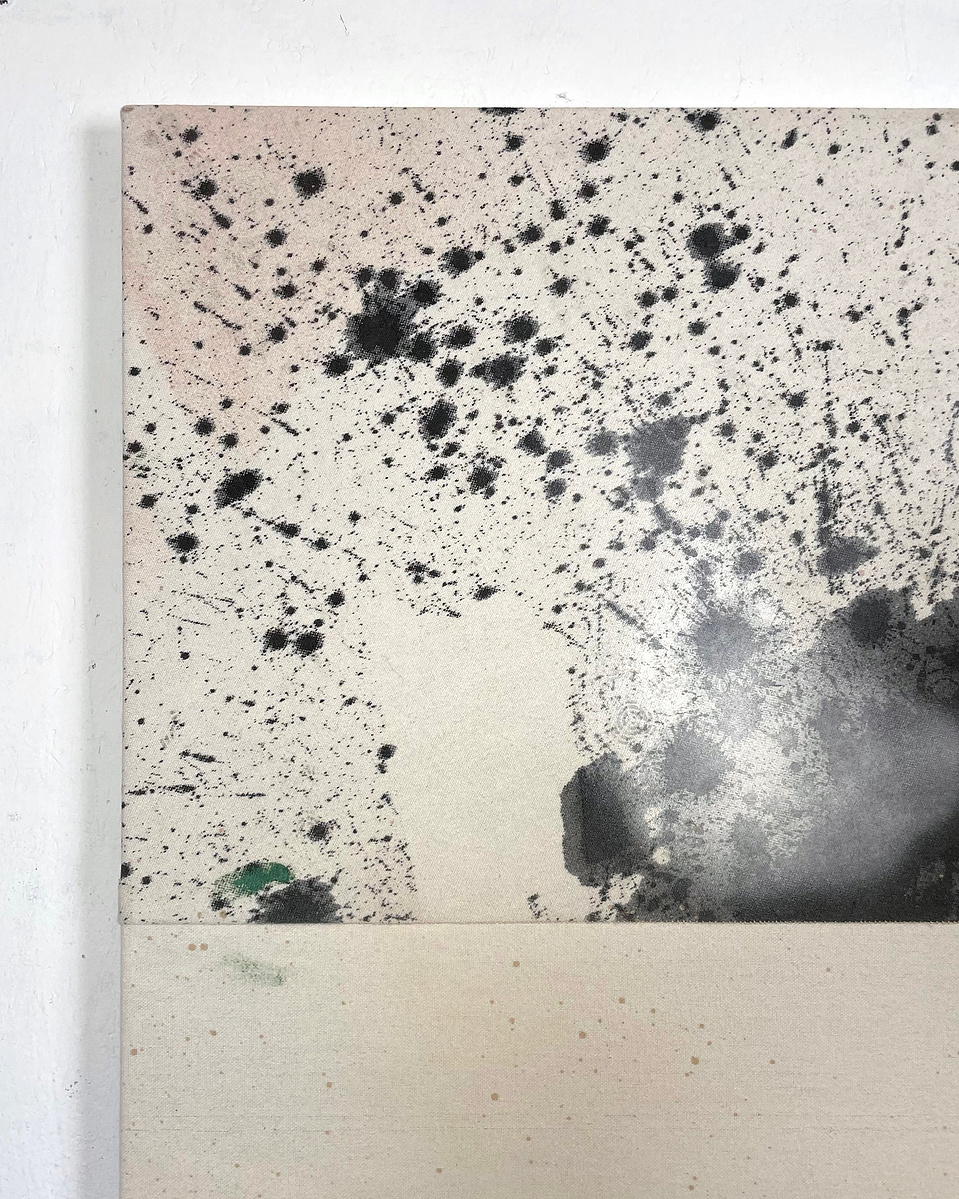 Tache noire fendue, 2022 | Acrylic paint, acrylic spray, soft pastel, oil pastel, and charcoal on raw cotton | 130 x 80 cm