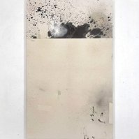 Alejandro Javaoyas - Tache noire fendue, 2022 | Acrylic paint, acrylic spray, soft pastel, oil pastel, and charcoal on raw cotton | 130 x 80 cm