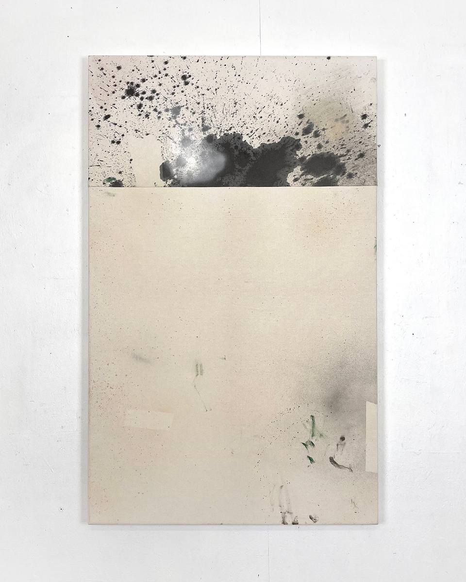 Alejandro Javaoyas - Tache noire fendue, 2022 | Acrylic paint, acrylic spray, soft pastel, oil pastel, and charcoal on raw cotton | 130 x 80 cm