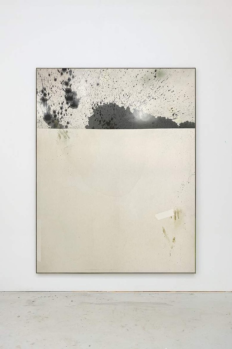 Alejandro Javaoyas - Tache noire fendue 2, 2022 | Acrylic paint, acrylic spray, soft pastel, oil pastel, and charcoal on raw cotton | 160 x 120 cm
