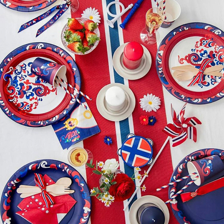 17. mai servise, servietter dekket bord fra Nille