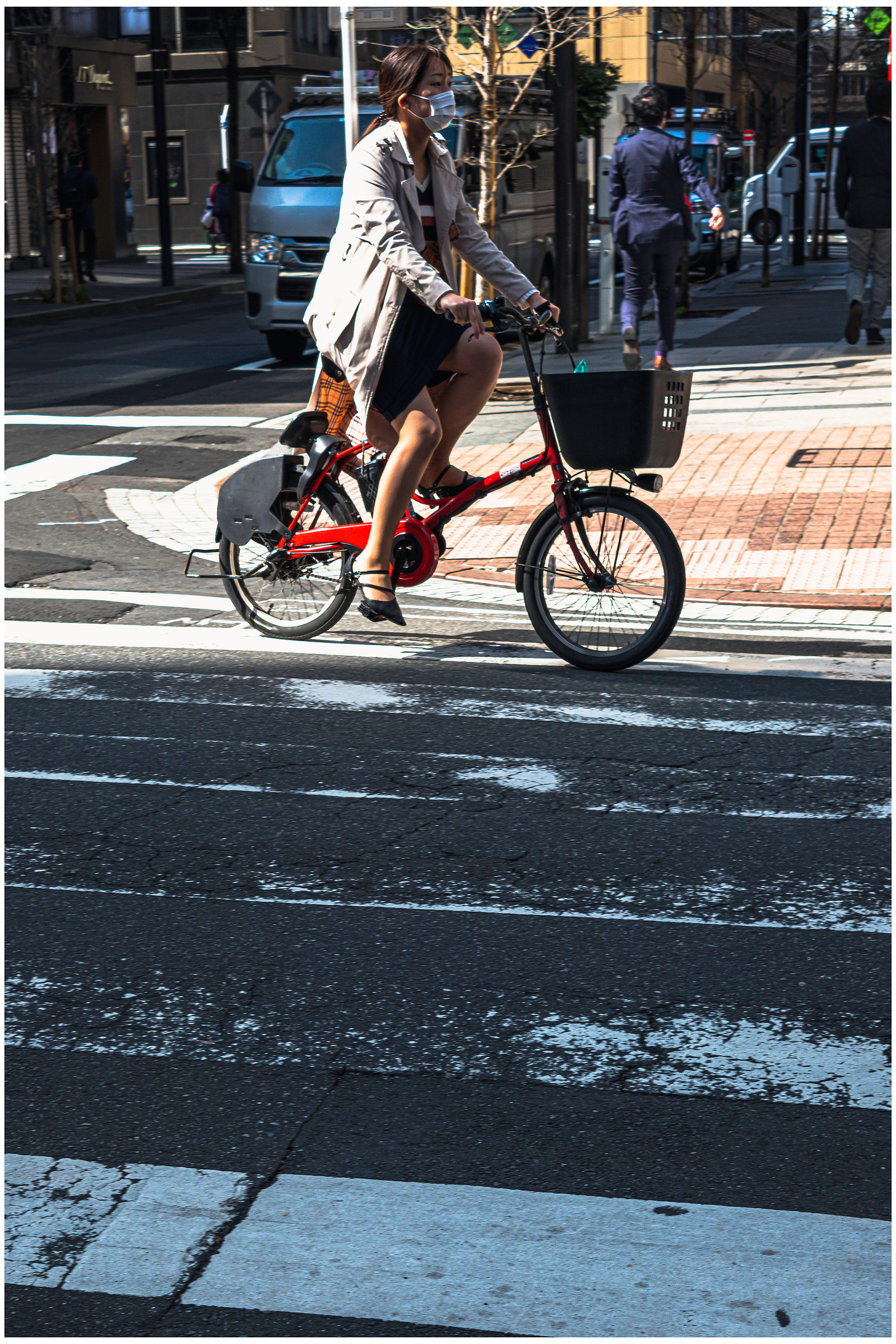 Caught this moment of the bike girl effortlessly weaving through the streets of Tokyo. It's amazing how the city's energy and rhythm can be captured in just one photo. #TokyoCityLife #StreetPhotography #BikeGirl #UrbanExploration #JapanTravel