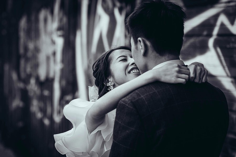 candid and natural wedding photography, city centre urban wedding, wedding couple portrait black and white, bride kisses groom
