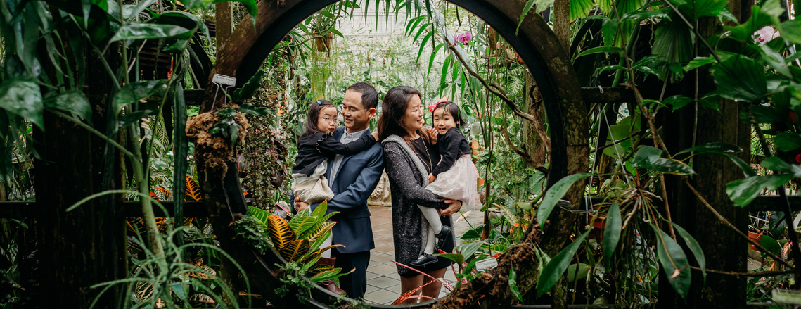 family photo session at the san francisco conservatory of flowers