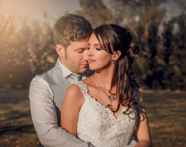 due sposi che si abbracciano durante servizio fotografo di matrimonio veneto e padova