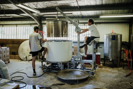 Reportage corporate dans la brasserie artisanale bio dans les landes. La petite Landaise. Fabrication du mout de biere. Photos Alexandra de Dives &amp;#x2F; Collectif DR