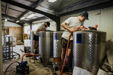 Reportage corporate dans la brasserie artisanale bio dans les landes. La petite Landaise. Dans la brasserie on s&amp;#x27;active a la fabrication du brassin. Photos Alexandra de Dives &amp;#x2F; Collectif DR