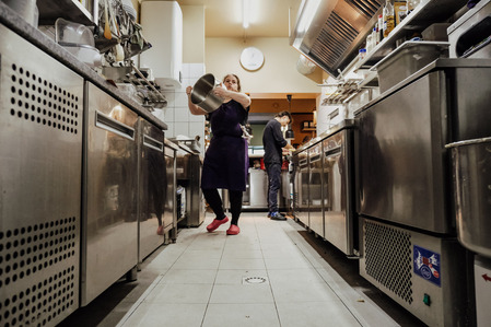 Ambiance en cuisine et grosse casserole dans le restaurant Orta à Bordeaux 