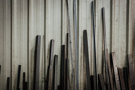 Atelier de ferronnerie, les mèches noires à Taden en Bretagne. Poutres métalliques