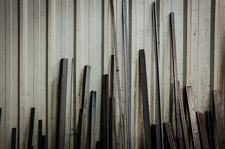 Atelier de ferronnerie, les mèches noires à Taden en Bretagne. Poutres métalliques