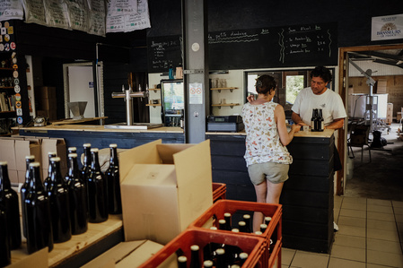 Reportage corporate dans la brasserie artisanale bio dans les landes. La petite Landaise. Espace de vente a la brasserie. Photos Alexandra de Dives &amp;#x2F; Collectif DR