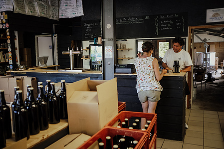 Reportage corporate dans la brasserie artisanale bio dans les landes. La petite Landaise. Espace de vente a la brasserie. Photos Alexandra de Dives &amp;#x2F; Collectif DR