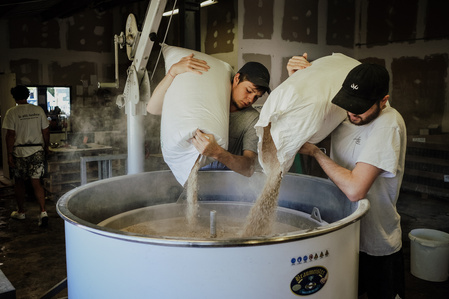 Reportage corporate dans la brasserie artisanale bio dans les landes. La petite Landaise. Fabrication du mout de biere. Photos Alexandra de Dives &amp;#x2F; Collectif DR