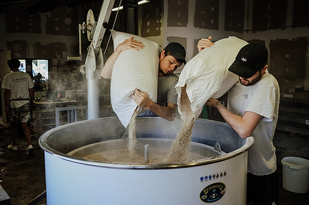 Reportage corporate dans la brasserie artisanale bio dans les landes. La petite Landaise. Fabrication du mout de biere. Photos Alexandra de Dives &amp;#x2F; Collectif DR