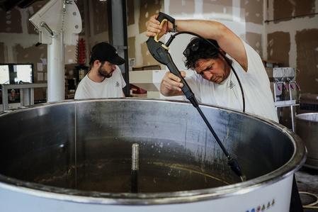 Reportage corporate dans la brasserie artisanale bio dans les landes. La petite Landaise. Nettoyage des cuves apres le brassin. Photos Alexandra de Dives &amp;#x2F; Collectif DR