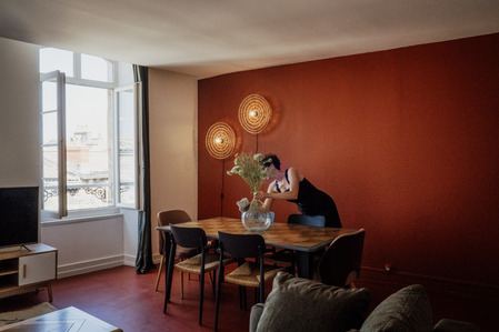 L'architecte d'interieur Claire Steiner Beaudoux arrange les derniers détails du studio à Bordeaux