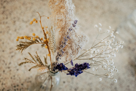 Détail de décoration dans le restaurant Orta à Bordeaux. Fleurs séchées.