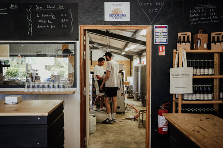 Reportage corporate dans la brasserie artisanale bio dans les landes. La petite Landaise. Embouteillage a la brasserie. Photos Alexandra de Dives &amp;#x2F; Collectif DR