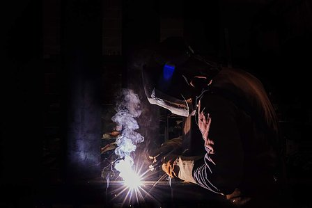 Atelier de ferronnerie, les mèches noires à Taden en Bretagne. Soudure