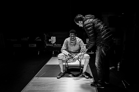 Janvier 2020 à Bourg la Reine, hauts de seine, le Challenge International de Fleuret Senior recois la crème de l'escrime mondiale. Ici  Med Elice (FRA) se concentre à la pause pour remporter son match contre le numero 3 mondial, Race Imboden (USA)