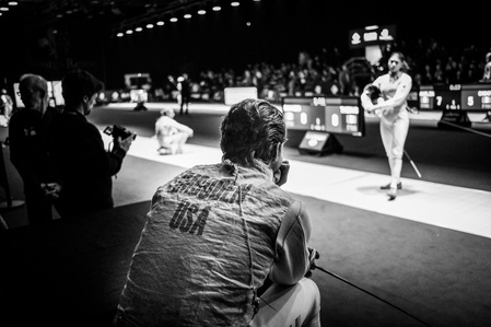 Janvier 2020 à Bourg la Reine, hauts de seine, le Challenge International de Fleuret Senior recois la crème de l'escrime mondiale. Ici Ysaora Thibus (FRA) R se fait coacher par ace Imboden (USA)