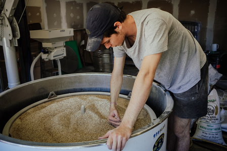 Reportage corporate dans la brasserie artisanale bio dans les landes. La petite Landaise. Fabrication du mout de biere. Photos Alexandra de Dives &amp;#x2F; Collectif DR