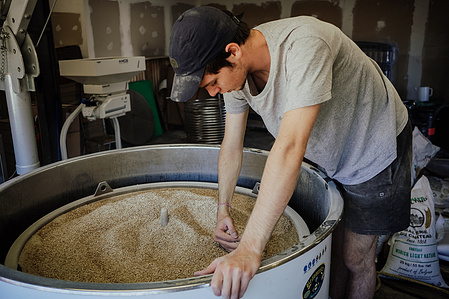 Reportage corporate dans la brasserie artisanale bio dans les landes. La petite Landaise. Fabrication du mout de biere. Photos Alexandra de Dives &amp;#x2F; Collectif DR