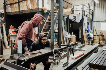 Atelier de ferronnerie, les mèches noires à Taden en Bretagne