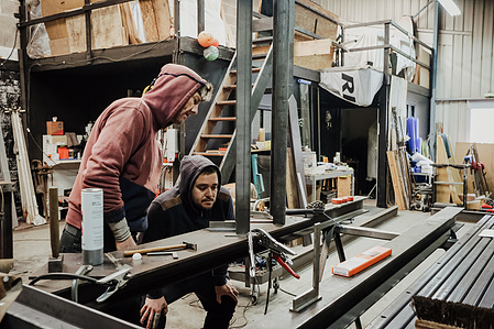 Atelier de ferronnerie, les mèches noires à Taden en Bretagne