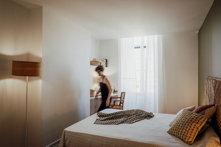 L'architecte d’intérieur Claire Steiner Beaudoux arrange les derniers détails de la chambre à coucher.