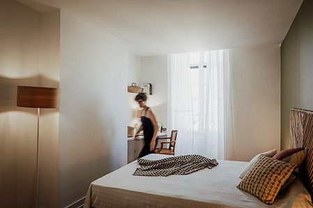 L'architecte d’intérieur Claire Steiner Beaudoux arrange les derniers détails de la chambre à coucher.