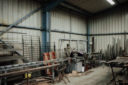 Atelier de ferronnerie, les mèches noires à Taden en Bretagne