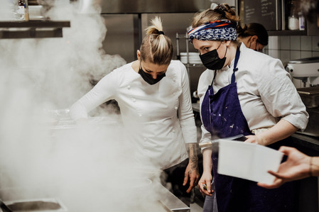 Ambiance en cuisine avec les vapeurs dans le restaurant Orta à Bordeaux 
