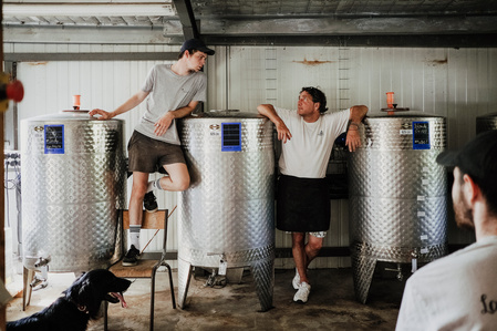 Reportage corporate dans la brasserie artisanale bio dans les landes. La petite Landaise. Apres le brassin, degustation du dernier brassin de biere. Photos Alexandra de Dives &amp;#x2F; Collectif DR