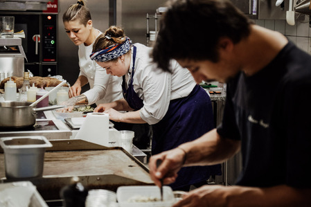 Ambiance en cuisine  dans le restaurant Orta à Bordeaux 