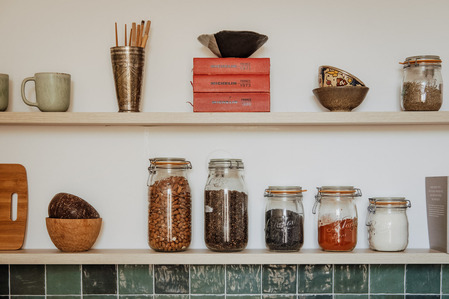 Composition sur le mur de la cuisine. Architecte d’intérieur Claire Steiner Beaudoux