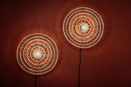 Détails du mur de couleur terracota avec ambiance tamisée. Architecte d’intérieur Claire Steiner Beaudoux