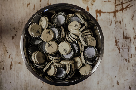 Reportage corporate dans la brasserie artisanale bio dans les landes. La petite Landaise. Detail des capsules. Photos Alexandra de Dives &amp;#x2F; Collectif DR