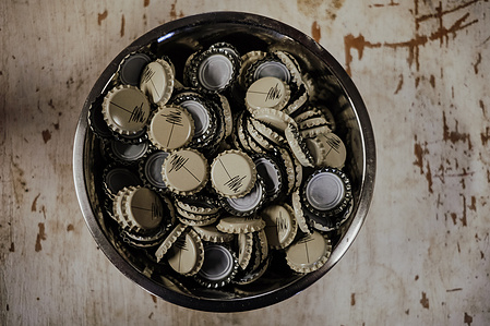 Reportage corporate dans la brasserie artisanale bio dans les landes. La petite Landaise. Detail des capsules. Photos Alexandra de Dives &amp;#x2F; Collectif DR