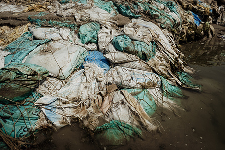 Degats causes par le cyclone Yaas, ainsi que par l&#x27;erosion des sols, des sacs de sables sont installes pour prevenir de la montee des eaux, bengale occidental, inde, fevrier 2022, damages caused by the Yaas cyclone, as well as the soil erosion, sand bags 