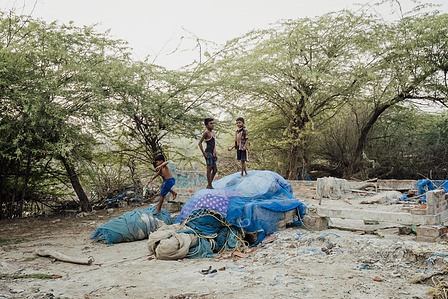 Portraits d&#x27;enfants Bengales en train de jouer au milieu des detritus, bengale occidental, inde, fevrier 2022, Bengali kids playing in the garbage, west bengal, india, february 2022