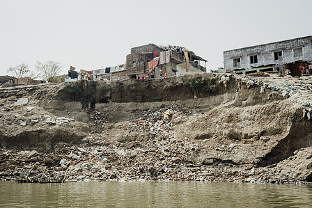 Scenes de vie le long du Gange, pecheurs, enfants qui jouent, ablutions parmi les detritus, et les degats causes par l&#x27;erosion des sols, bengale occidental, inde, fevrier 2022, life on the banks of the Ganga river, fishermen, children playing, ablutions a