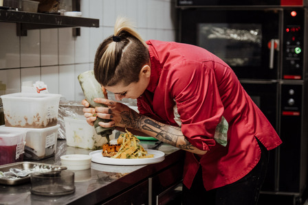 Ambiance appliquée en cuisine  dans le restaurant Orta à Bordeaux 