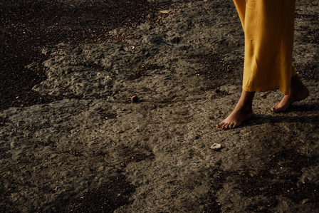 Portrait de Seema Khasel, geologue marchant sur la plage devastee par les depots de sel et d&#x27;aluvions sur la plage devenue inpraticable tellement le sable est devenu dur, bengale occidental, inde, fevrier 2022, portrait of Seema Khasel, geologist,  walkin