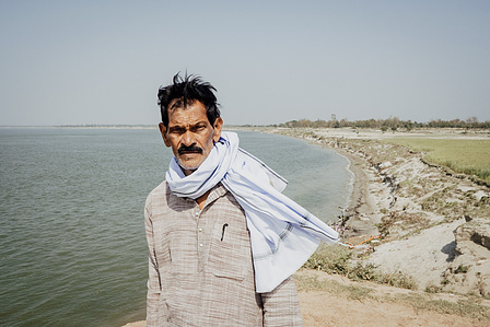 Des hommes parlent de l&#x27;erosion des sols, cet ancien maitre d&#x27;ecole a deja tout perdu par deux fois, bengale occidental, inde, fevrier 2022,  men talking about soil erosion, this old school teacher has already lost everything twice, west bengal, india, fe