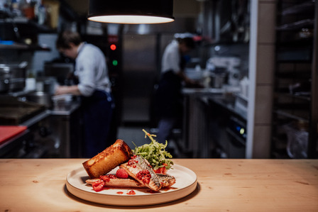 Détail de plat sortant de la cuisine dans le restaurant Orta à Bordeaux